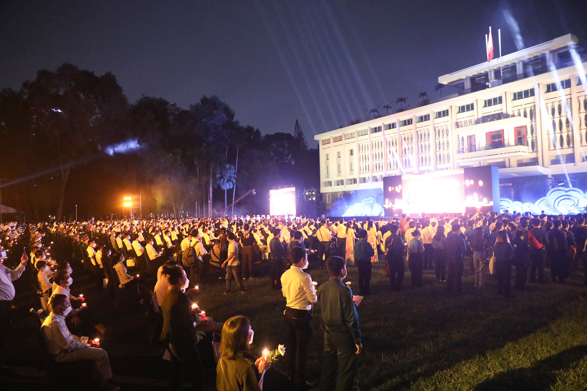 Tưởng niệm nạn nhân COVID-19: Những cánh hoa đăng mang lời gửi gắm của người ở lại - 1