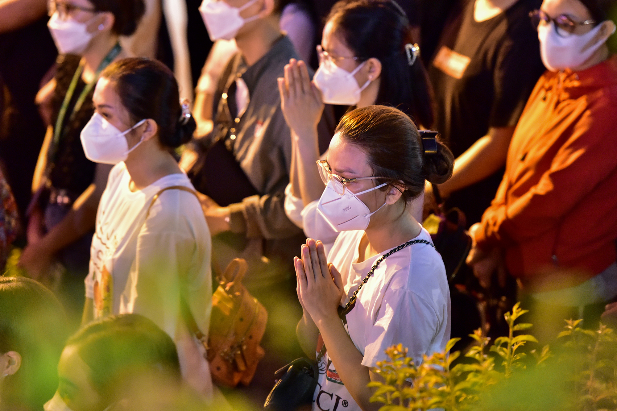 Tưởng niệm nạn nhân COVID-19: Những cánh hoa đăng mang lời gửi gắm của người ở lại - 11
