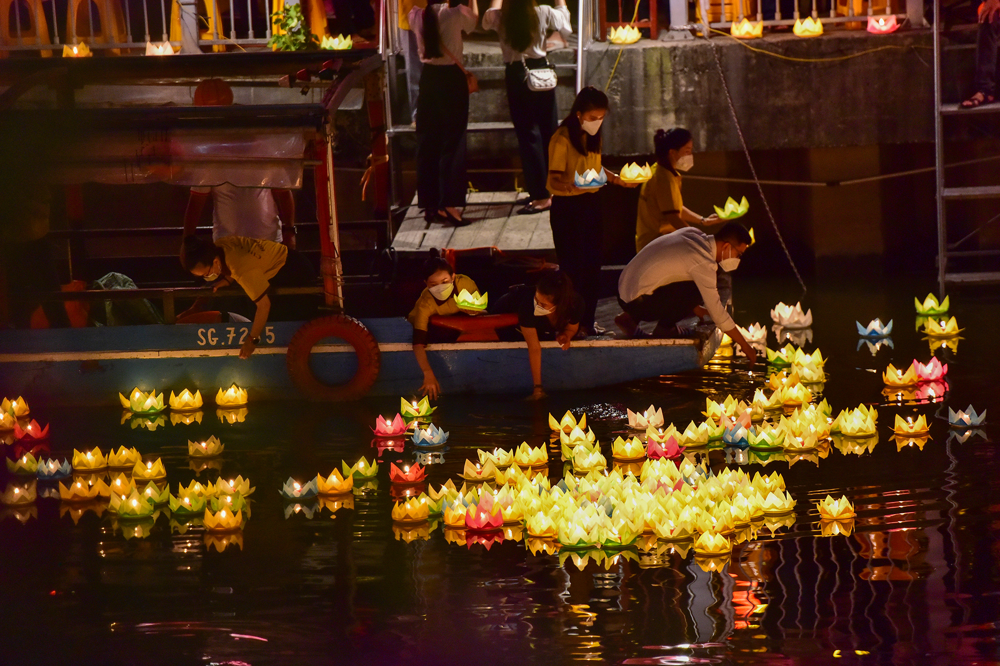 Tưởng niệm nạn nhân COVID-19: Những cánh hoa đăng mang lời gửi gắm của người ở lại - 5