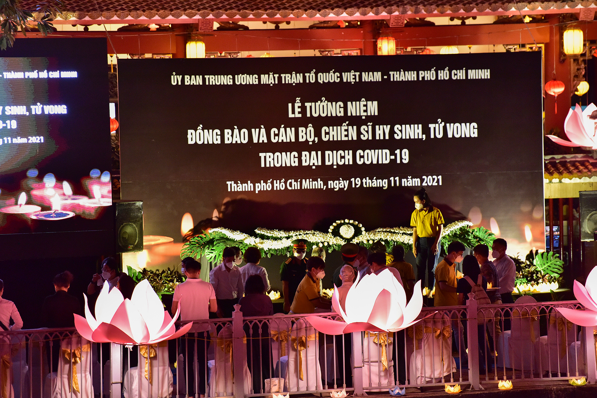 Tưởng niệm nạn nhân COVID-19: Những cánh hoa đăng mang lời gửi gắm của người ở lại - 6
