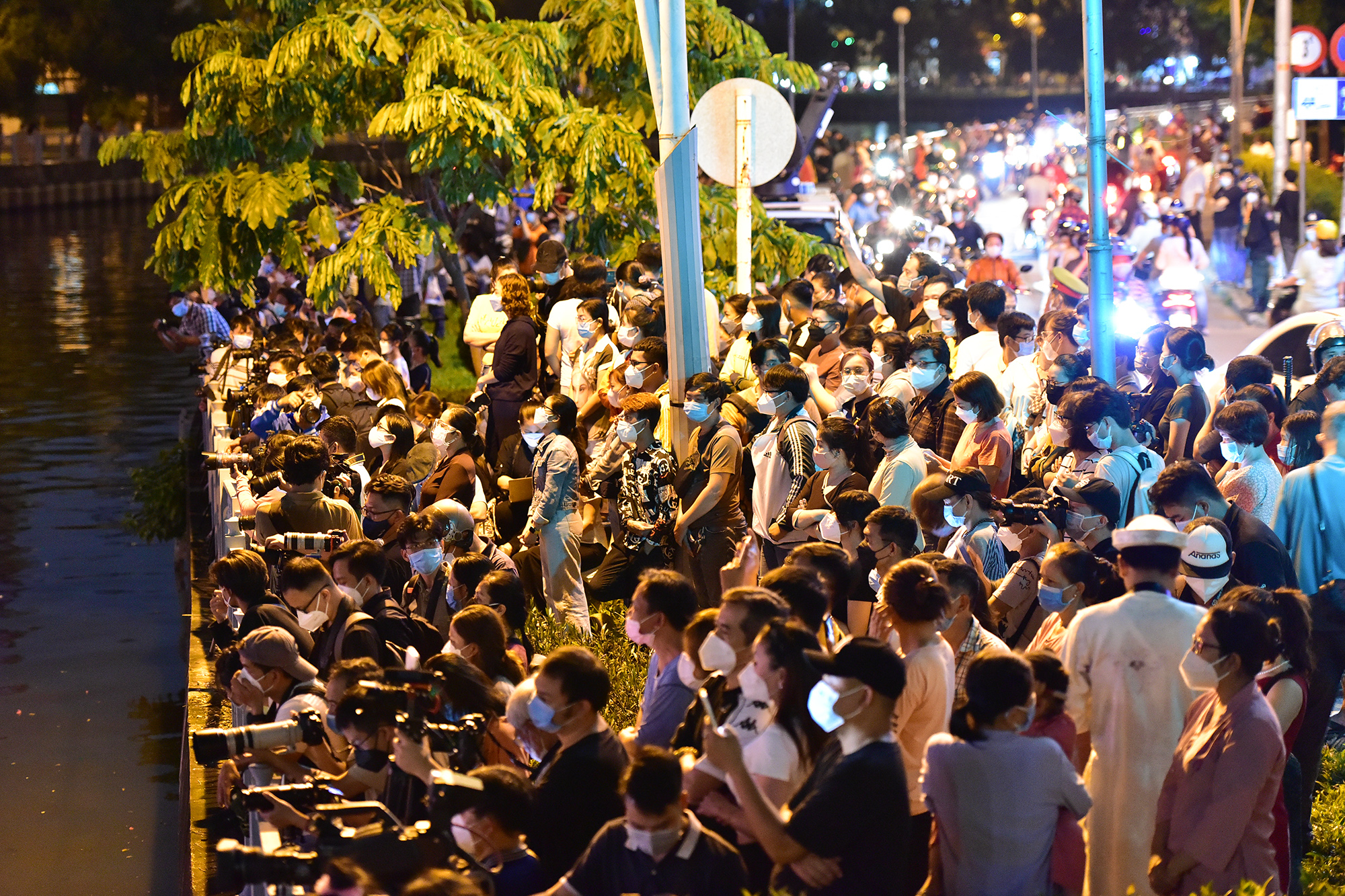 Tưởng niệm nạn nhân COVID-19: Những cánh hoa đăng mang lời gửi gắm của người ở lại - 9
