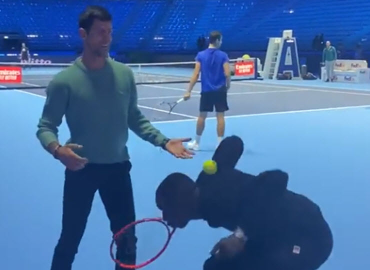 Djokovic &#34;mắt tròn mắt dẹt&#34; xem sao Tik Tok biểu diễn tennis bậc thầy - 1