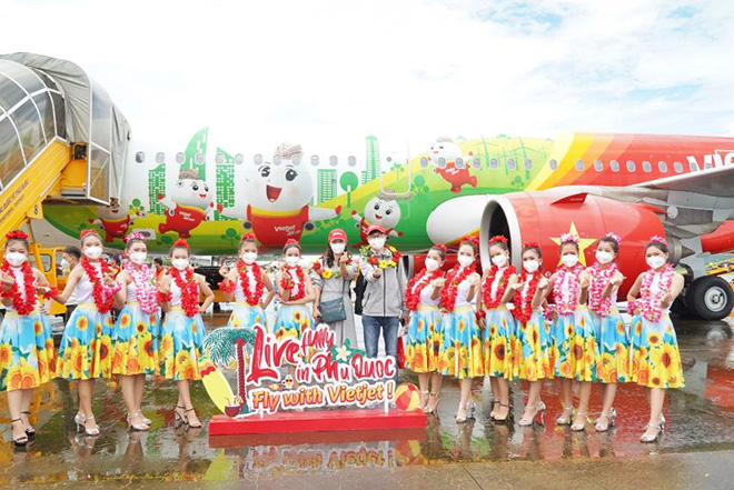 Đoàn du khách quốc tế hộ chiếu vaccine đầu tiên đến Phú Quốc - 2