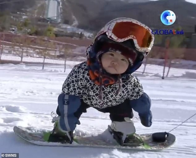 Clip: Bé gái 11 tháng tuổi chưa biết đi vẫn trượt tuyết cực đỉnh - 1