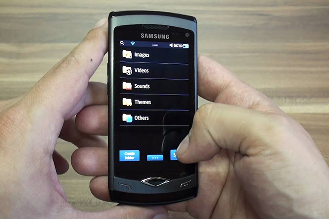 Cùng nhìn lại chiếc smartphone đầu tiên có màn hình Super AMOLED của Samsung - 1