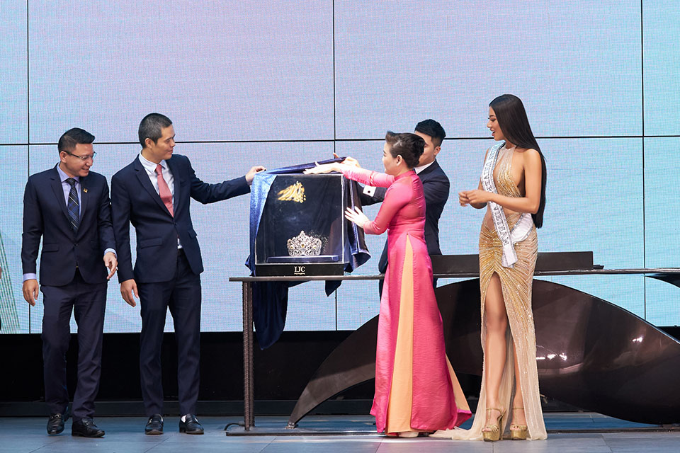 Đại diện Việt Nam thi &#34;Hoa hậu Hoàn Vũ&#34; 2021 nhận vương miện hơn 3.000 viên đá quý - 1