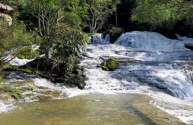 Go to Dang Mo waterfall to bathe mysterious underground water flowing from many sources in the mountain - 4