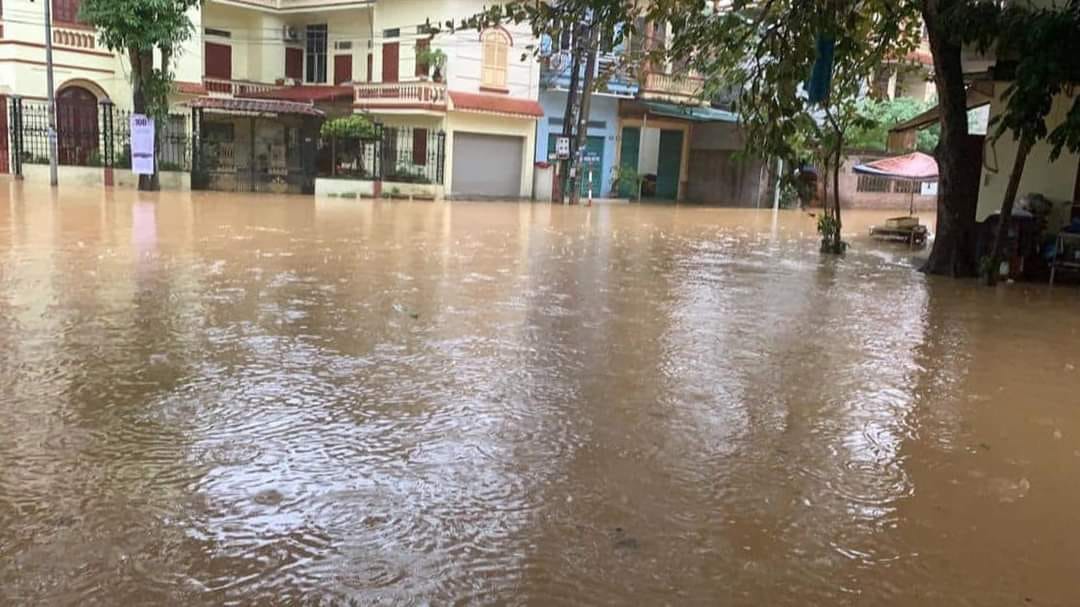 TP Yên Bái ngập nhiều nơi, người dân bì bõm trong mưa rét - 1