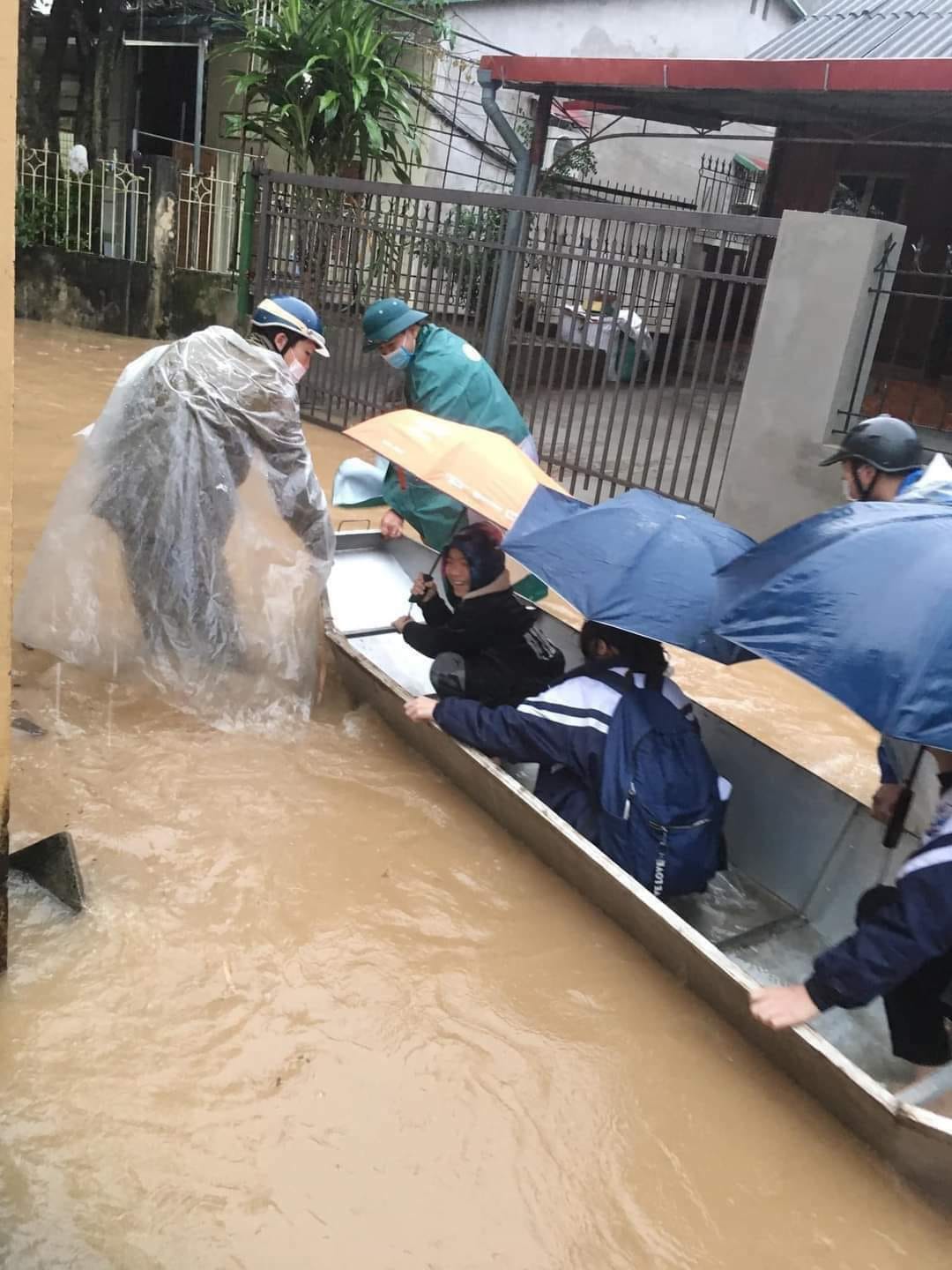 TP Yên Bái ngập nhiều nơi, người dân bì bõm trong mưa rét - 5