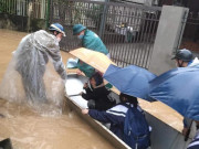 TP Yên Bái ngập nhiều nơi, người dân bì bõm trong mưa rét