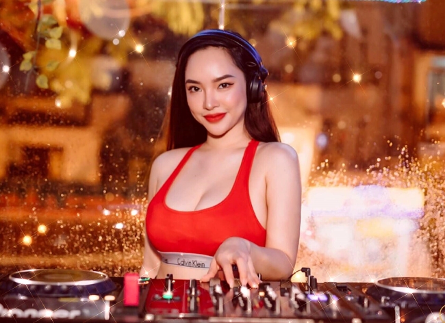 DJ Quỳnh Polly nóng bỏng khi chơi nhạc, thu hút ánh nhìn của người xung quanh.
