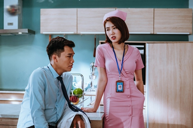 Nữ diễn viên Thúy Ngân cũng từng đảm nhiệm một vai y tá được hiến giác mạc trong phim 'Bệnh viện thần ái' thuộc thể loại trinh thám, tình cảm.
