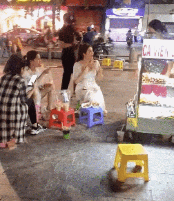 "Đệ nhất mỹ nhân phồn thực" đi ăn quán vỉa hè, gây chú ý vì body tròn trịa, vòng 2 ngấn mỡ - 5
