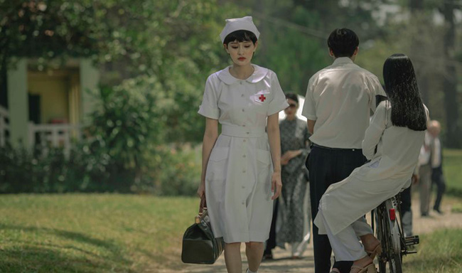 Khắc họa lại câu chuyện xúc động về tình yêu của cô y tá trong thời chiến, MV để lại ấn tượng sâu sắc với khán giả.
