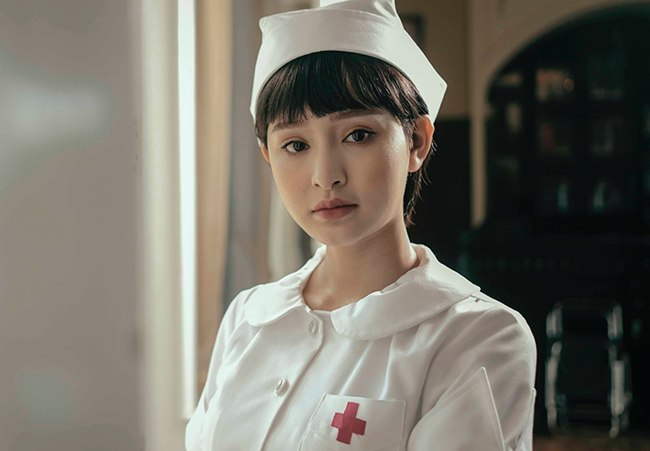 Nữ ca sĩ Hiền Hồ từng hóa thân vai y tá trong MV ca nhạc "Gặp nhưng không ở lại".
