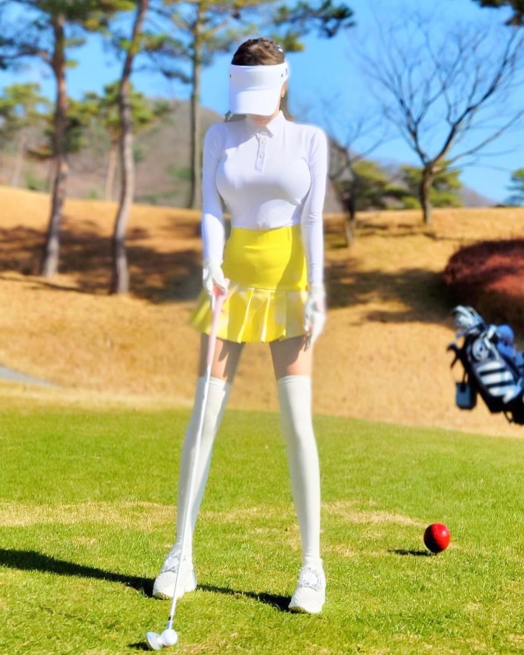 Người đẹp giấu mặt giúp cửa hiệu &#34;cháy hàng&#34; khi diện đồ gợi cảm đi chơi golf - 4