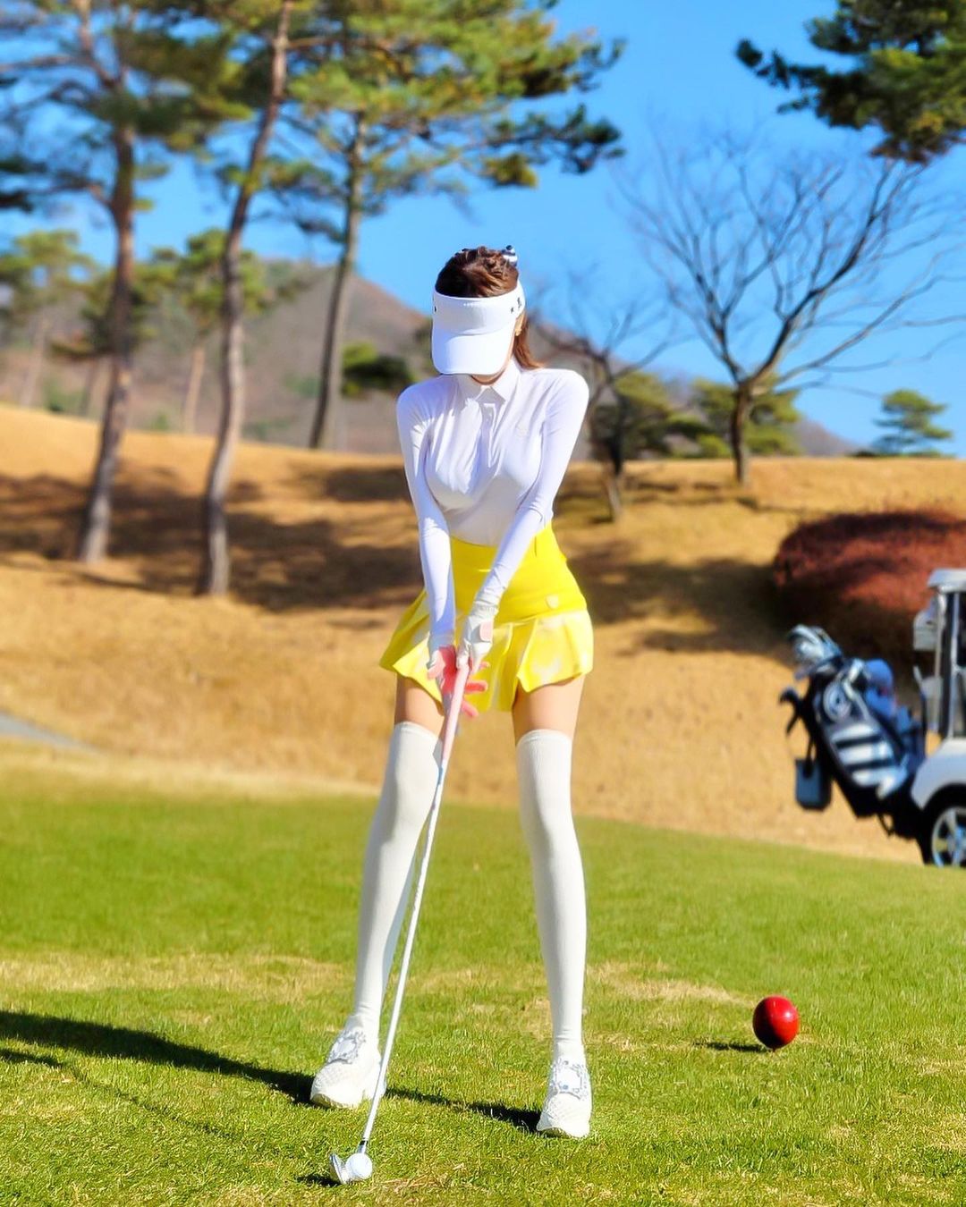 Người đẹp giấu mặt giúp cửa hiệu &#34;cháy hàng&#34; khi diện đồ gợi cảm đi chơi golf - 3