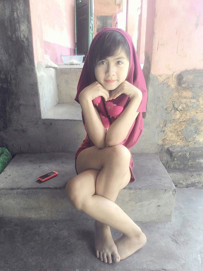 Trần Thanh Thư (sinh năm 1999, Hải Dương) nổi tiếng với bức ảnh tạo dáng chân khoèo vào năm 2014. 
