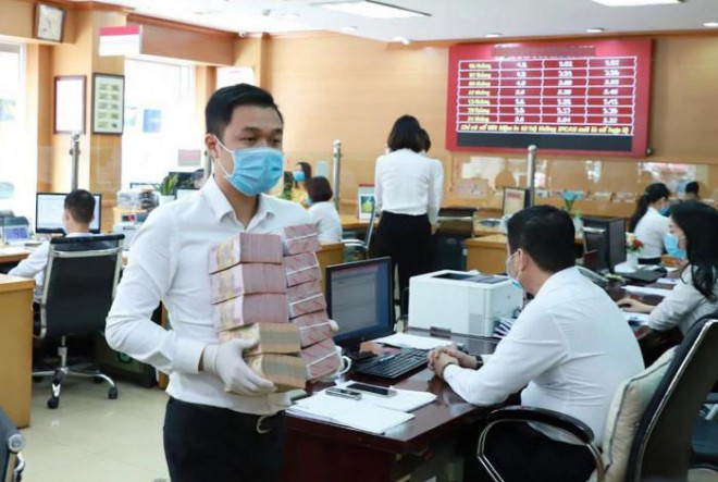 Ngân hàng lãi đậm nhờ buôn chứng khoán, bán bảo hiểm - 1