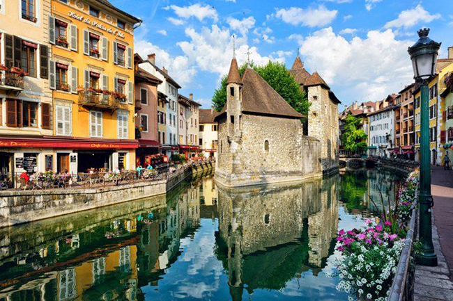 Thị trấn Annecy: Sự lãng mạn của thị trấn này toát ra từ các giỏ hoa trên cửa sổ và ban công sắt của các tòa nhà cổ kính. Gần đó, những con thiên nga bơi lội trên hồ Annecy được coi là sạch nhất châu Âu càng khiến khung cảnh trở nên quyến rũ hơn. 
