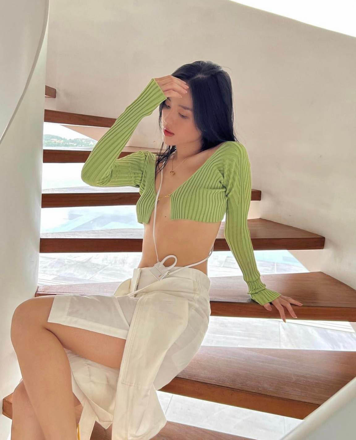 Hot girl Hà Nội diện áo mỏng buộc dây gợi cảm mà vẫn sang - 1