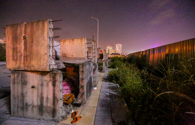 CLIP: Lao động mất việc làm, trú ngụ trong ống cống dưới trời giá rét đầu đông - 2