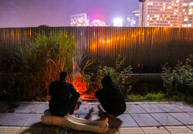 CLIP: Lao động mất việc làm, trú ngụ trong ống cống dưới trời giá rét đầu đông - 4