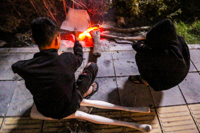 CLIP: Lao động mất việc làm, trú ngụ trong ống cống dưới trời giá rét đầu đông - 5