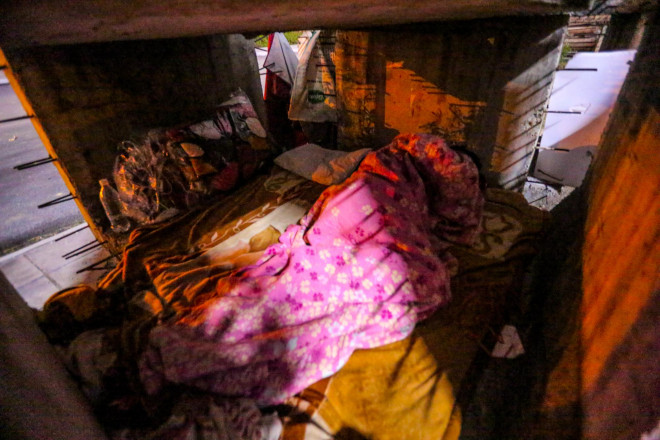 CLIP: Lao động mất việc làm, trú ngụ trong ống cống dưới trời giá rét đầu đông - 7