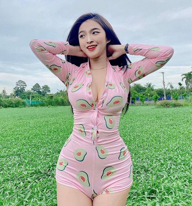 Phan Thị Bảo Trân được cộng đồng mạng mệnh danh là 'thiên thần áo dài' nhờ những hình ảnh diện áo dài truyền thống quá đẹp được lan truyền trên mạng xã hội.
