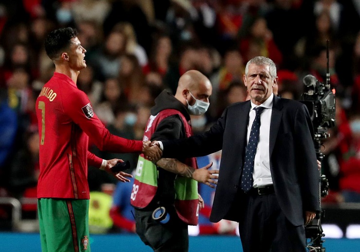 HLV Santos sẽ từ chức nếu BĐN ở nhà xem World Cup, bác bỏ mâu thuẫn với Ronaldo - 1