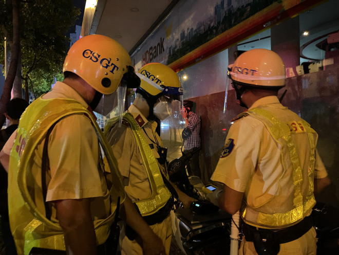 CLIP: Bị CSGT phạt kịch khung vì say xỉn, người đàn ông liên tục... gọi điện thoại - 3