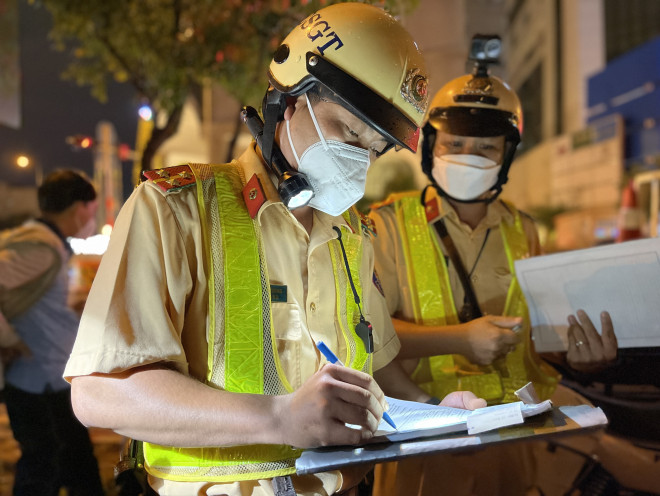 CLIP: Bị CSGT phạt kịch khung vì say xỉn, người đàn ông liên tục... gọi điện thoại - 4