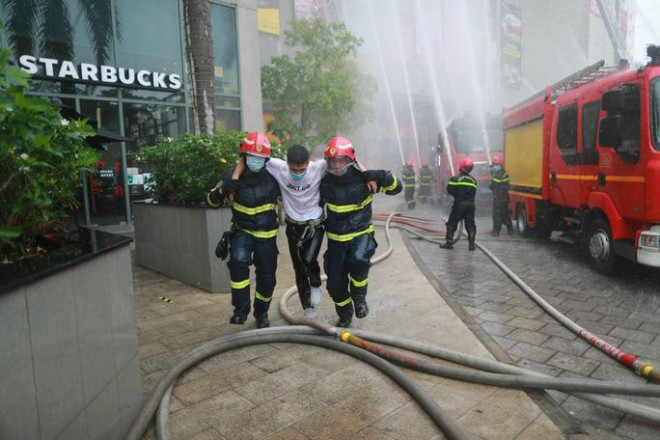 Cận cảnh giải cứu hàng trăm người mắc kẹt trong đám cháy ở chung cư cao tầng - 1