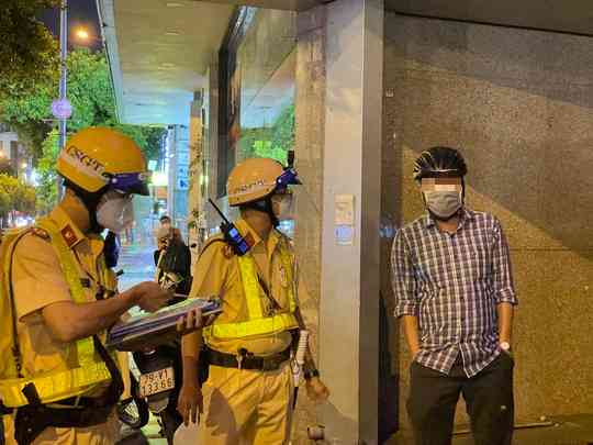 CLIP: Bị CSGT phạt kịch khung vì say xỉn, người đàn ông liên tục... gọi điện thoại - 2