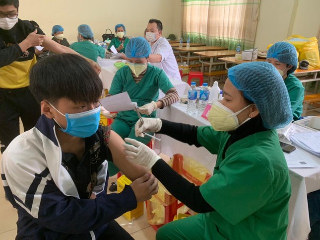 Lãnh đạo Sở Y tế Bắc Giang nói về nguyên nhân 4 học sinh sốc phản vệ khi tiêm vắc xin - 1