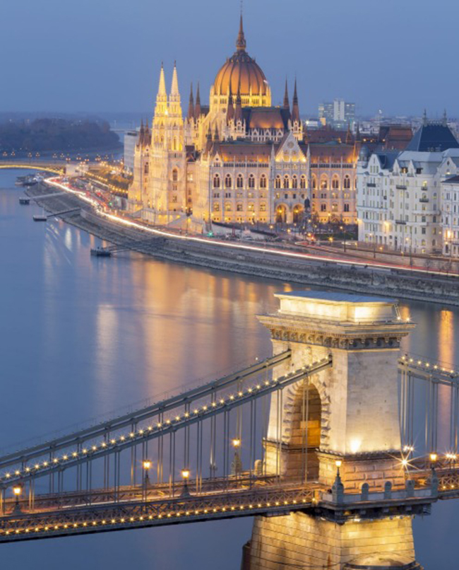 Thành phố Budapest, Hungary: Những con đường đông đúc chạy dọc hai bên bờ sông mang lại cho thủ đô của Hungary một cảnh quan nhộn nhịp đầy ấn tượng, với các ngọn tháp và sườn đồi kiểu tân Gothic đan xen cùng những cây cầu sắt trang nhã và con sư tử đá, soi bóng xuống dòng sông Danube.
