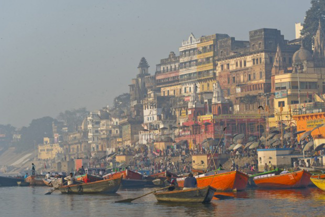 Thành phố Varanasi, Ấn Độ: Thành phố cổ kính với những ngôi đền ven sông và nhiều con hẻm nhỏ dày đặc các xưởng, cửa hàng và quán trà, có lẽ là một trong những nơi thu hút đông du khách nhất thế giới đến để trải nghiệm một nền văn hóa sông Hằng đầy ấn tượng. 
