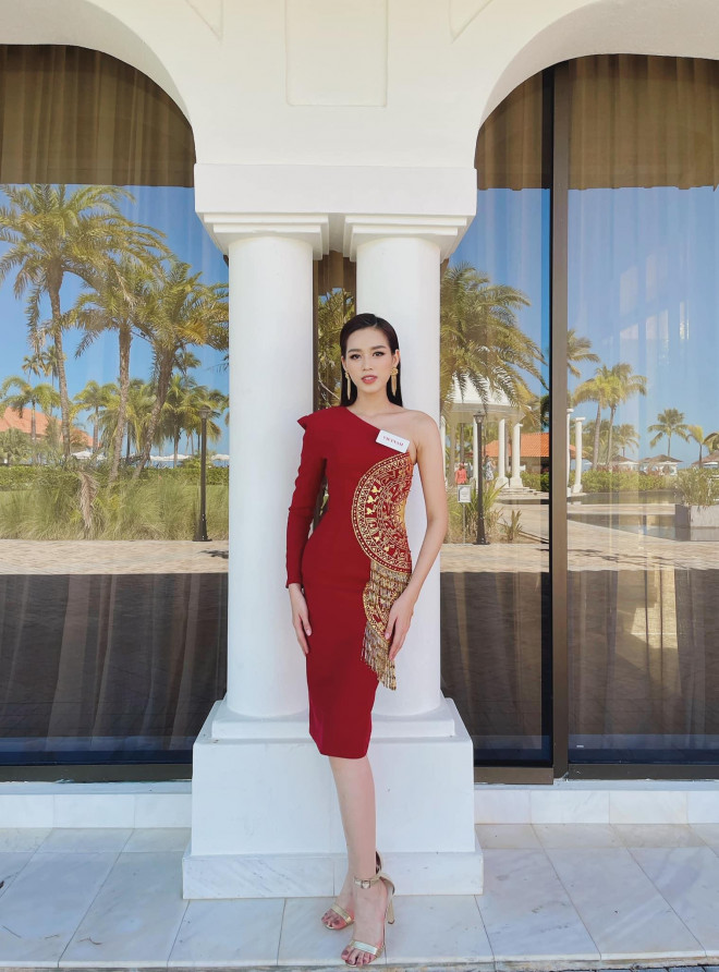 Đỗ Thị Hà diện váy lệch vai quyến rũ, rạng rỡ đọ sắc bên đương kim Hoa hậu thế giới - 1