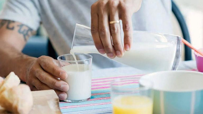 Không phải buổi sáng, đây mới là thời điểm uống sữa mang lại nhiều công dụng tốt nhất cho sức khỏe - 1
