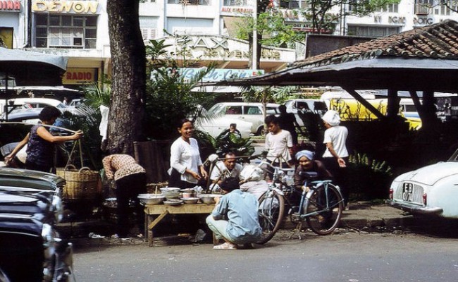 Dù ngày nay không còn thịnh hành nhưng nghề chụp ảnh dạo, viết thư tay thuê, vẽ tranh, bọc nilon cho sách vở... từng rất phổ biến ở Sài Gòn vào những thập niên trước.
