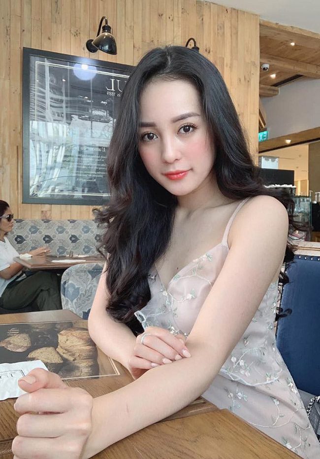  Đoạn video quay cô hướng dẫn an toàn bay được lan truyền trên mạng xã hội, Thanh Thủy nhận được nhiều lời khen vì quá xinh đẹp, duyên dáng trong bộ đồng phục của hãng Bamboo Airways.



