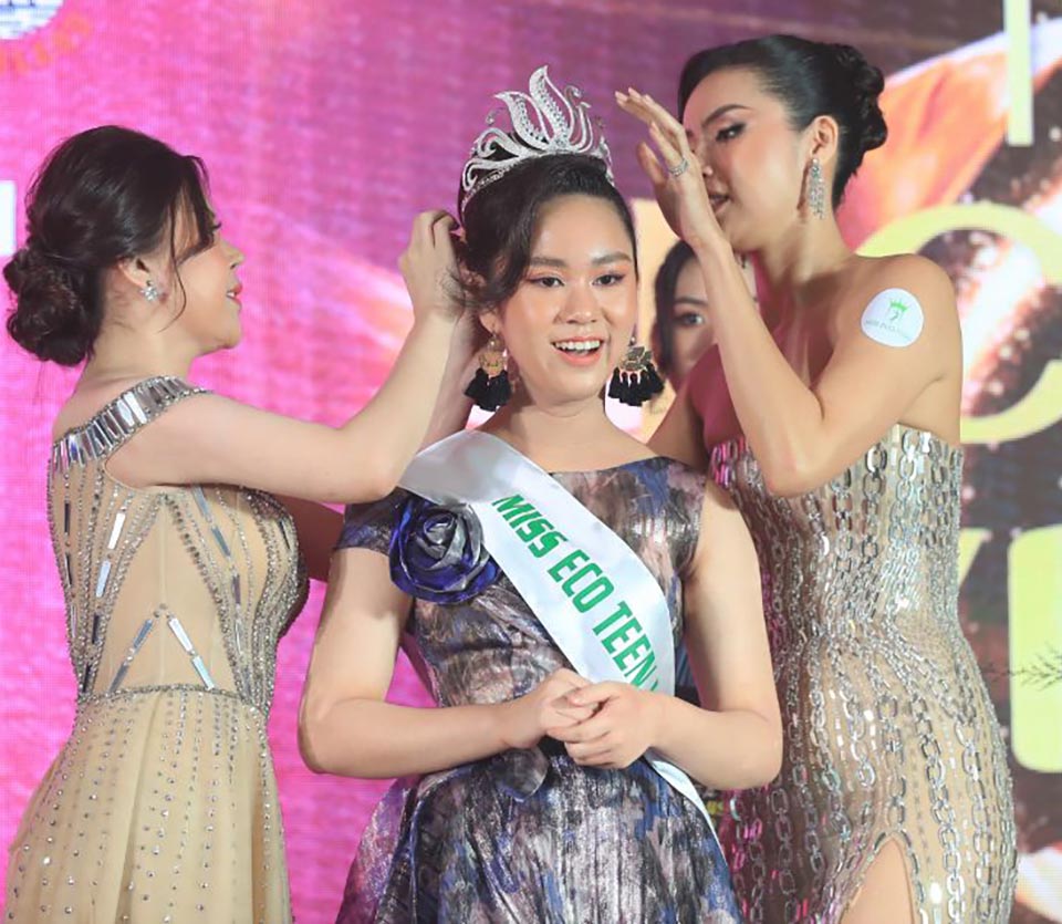 Cô bé 14 tuổi đăng quang “Hoa hậu Môi trường”, đội vương miện 500 triệu đồng - 1