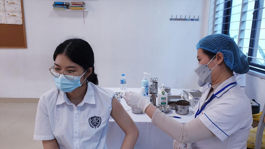 Hà Nội đã tiêm 38.233 mũi vắc xin phòng COVID-19 cho trẻ 14 tuổi - 1