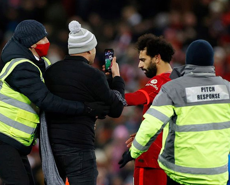 Liverpool thắng hủy diệt 4-0: Salah nổi cáu vì fan cuồng, Klopp vẫn chưa hài lòng - 1