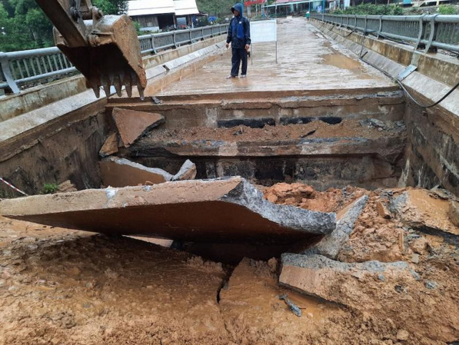 Quảng Nam: Sạt lở nhiều nơi, thót tim cảnh người dân vượt lũ về nhà - 1