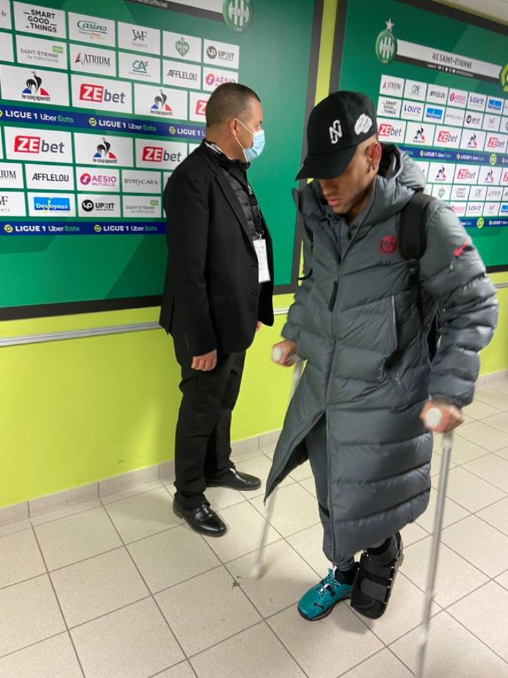 Hình ảnh mới nhất Neymar chống nạng, nói gì về chấn thương ghê rợn? Hình Ảnh Mới Nhất Neymar Chống Nạng, Nói Gì Về Chấn Thương Ghê Rợn?