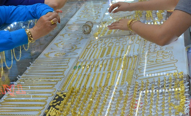 Giá vàng hôm nay 30/11: Đồng loạt sụt giảm - 1