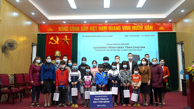 Hyundai An Khánh trao tặng máy tính bảng tới trẻ em khó khăn tại La Phù, Hoài Đức, Hà Nội. - 1