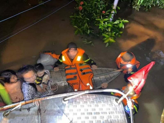 Lũ ở Phú Yên lên mốc lịch sử, dân trắng đêm tìm đường thoát - 5